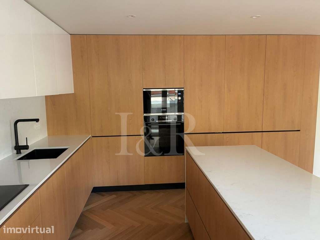 Apartamento T3 com varanda e estacionamento nas Avenidas Novas - Grande imagem: 3/19