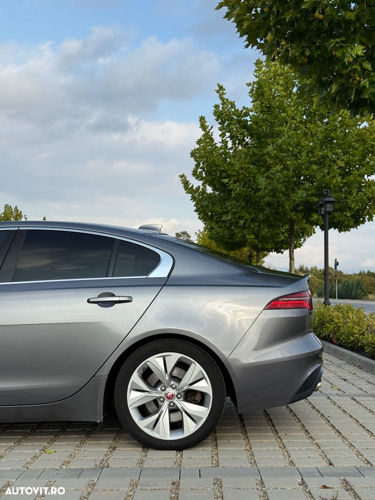 Jaguar XE D180 RWD R-Dynamic HSE - 3