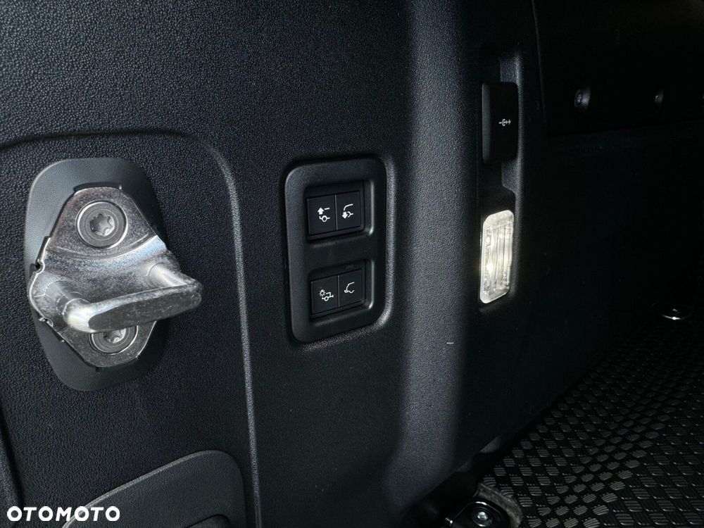 Land Rover Defender - 13