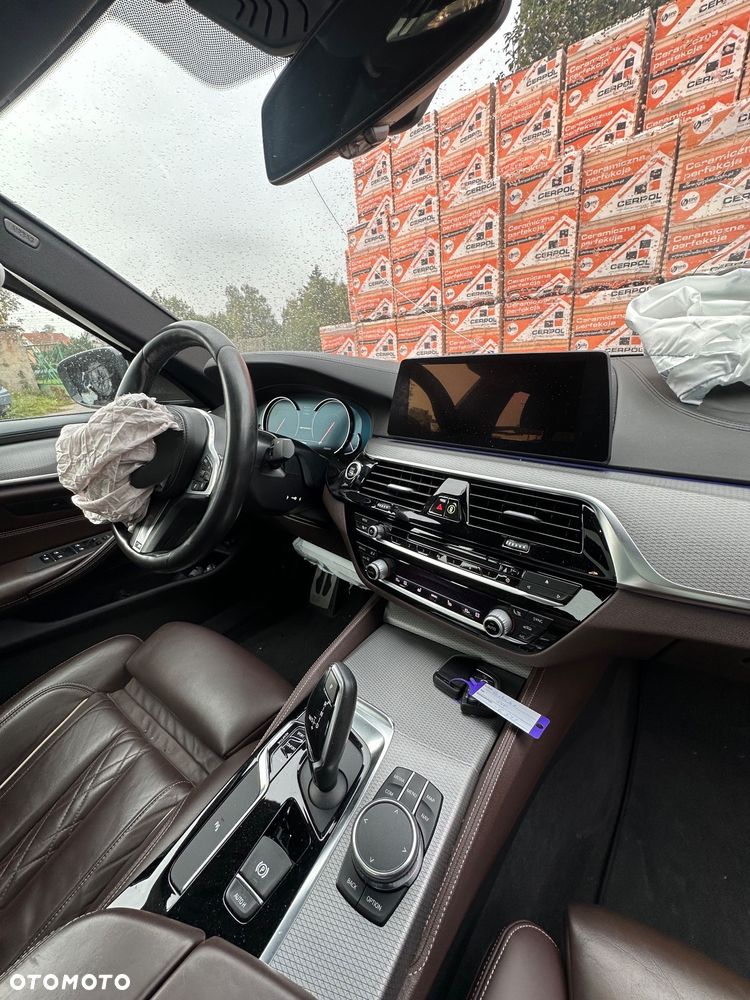BMW Seria 5 M550i xDrive sport - 22
