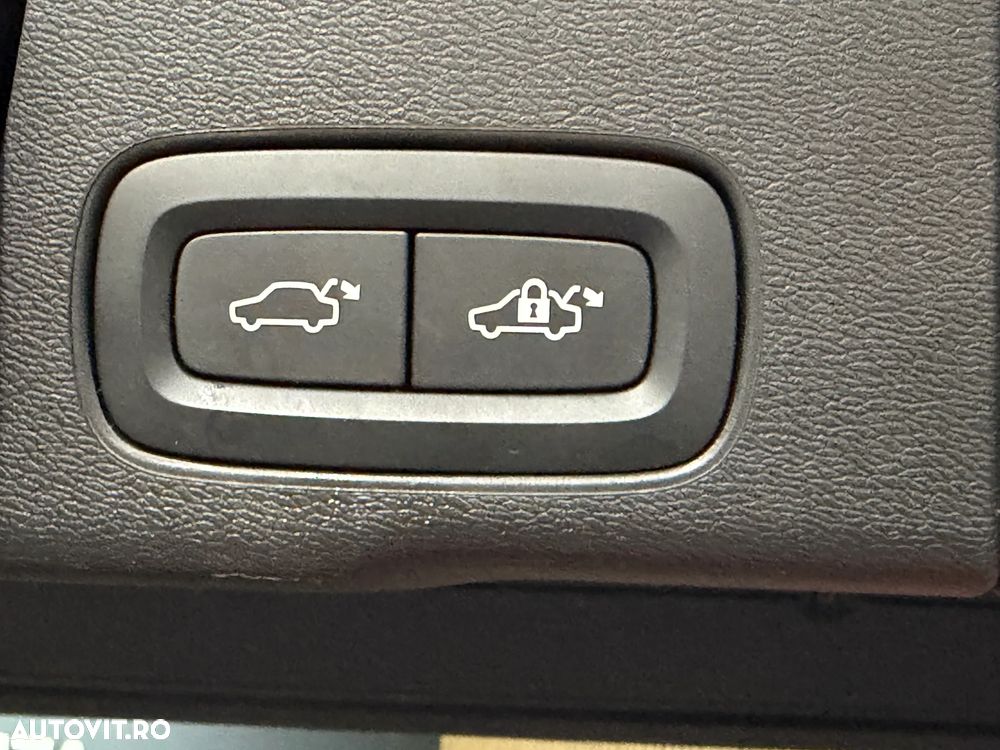 Volvo XC 60 T8 Twin Engine AWD Momentum - 28