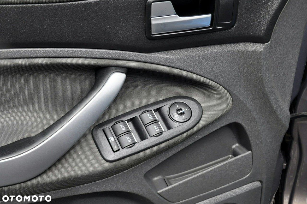 Ford Kuga - 37