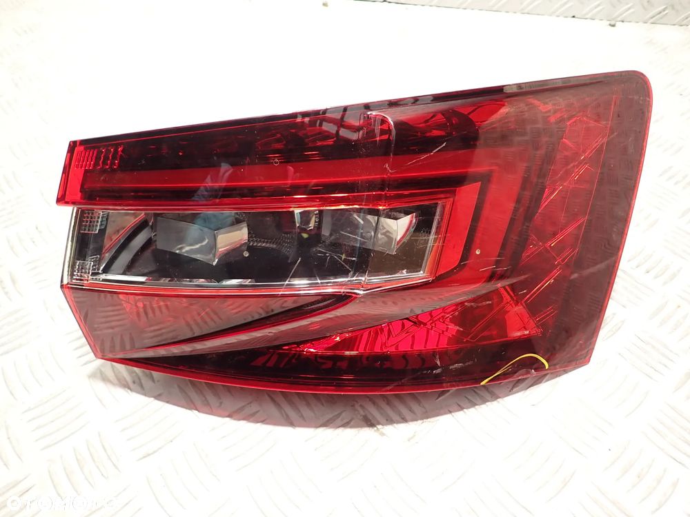 LAMPA PRAWY TYŁ SKODA SUPERB III 3V9945208 DO LEKKIEJ POLERKI - 1