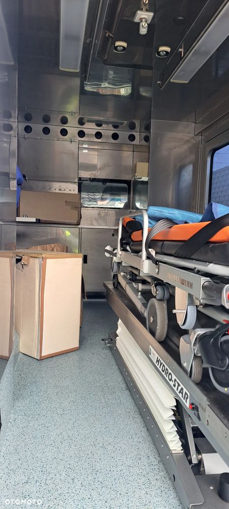 Mercedes-Benz 519 - 15