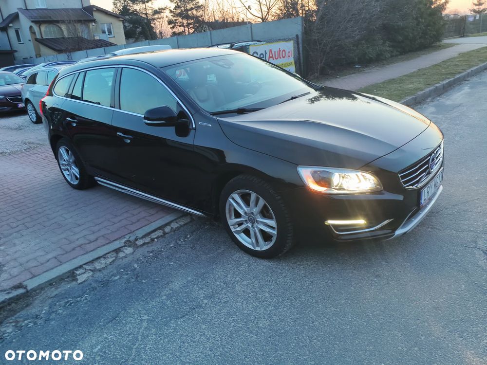 Volvo V60 D6 AWD Plug-in Hybrid R-Design Momentum - 2
