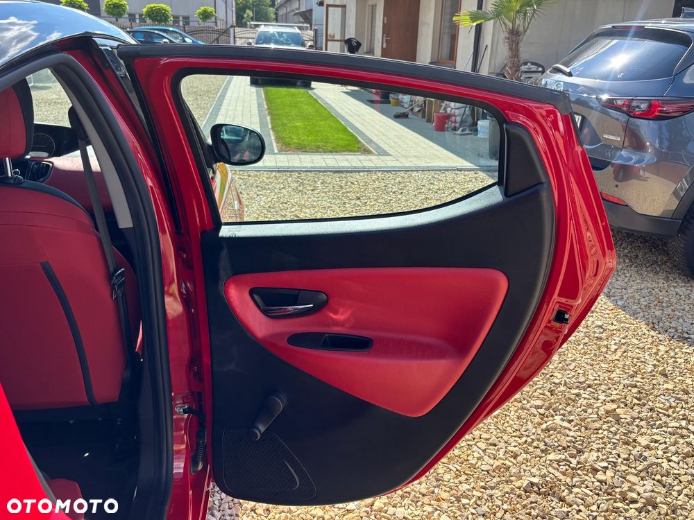 Lancia Ypsilon Y 1.2 8v Black & Red Edition - 25