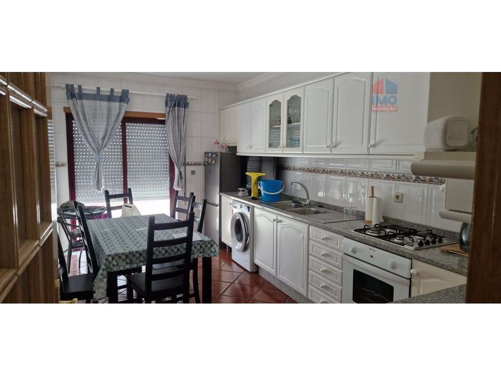 APARTAMENTO T2 COM DUAS FRENTES, SOTÃO E GARAGEM | VILA REAL - Grande imagem: 2/14