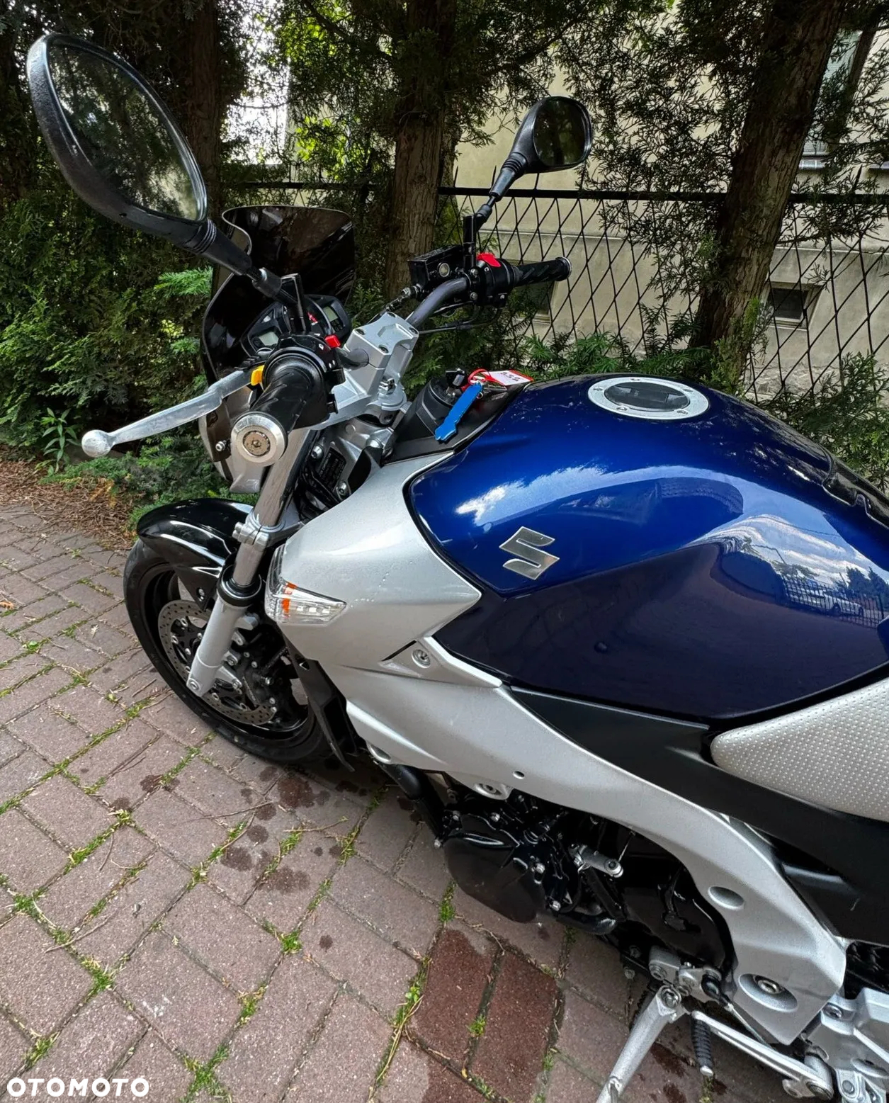 Suzuki GSR - 10
