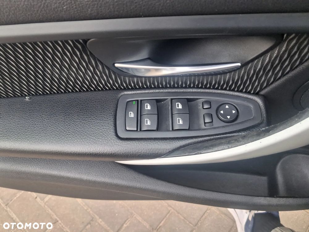 BMW Seria 3 318d Sport Line - 25