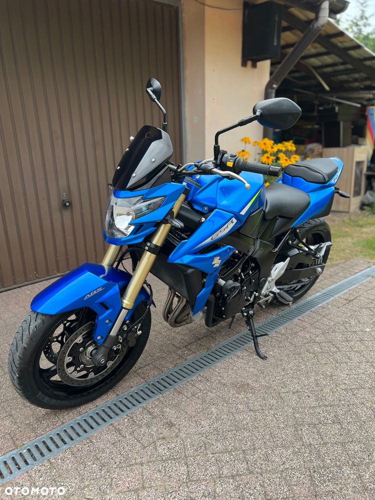 Suzuki GSR - 4