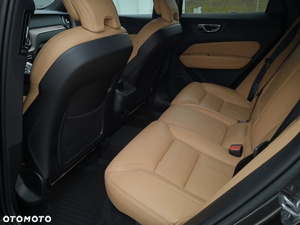 Volvo XC 60 B4 D AWD Plus Dark - 18