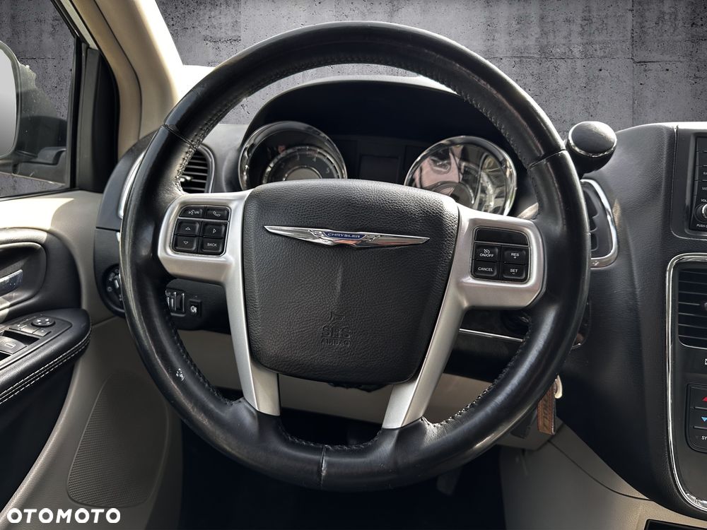 Chrysler Town & Country 3.6 Limited - 15