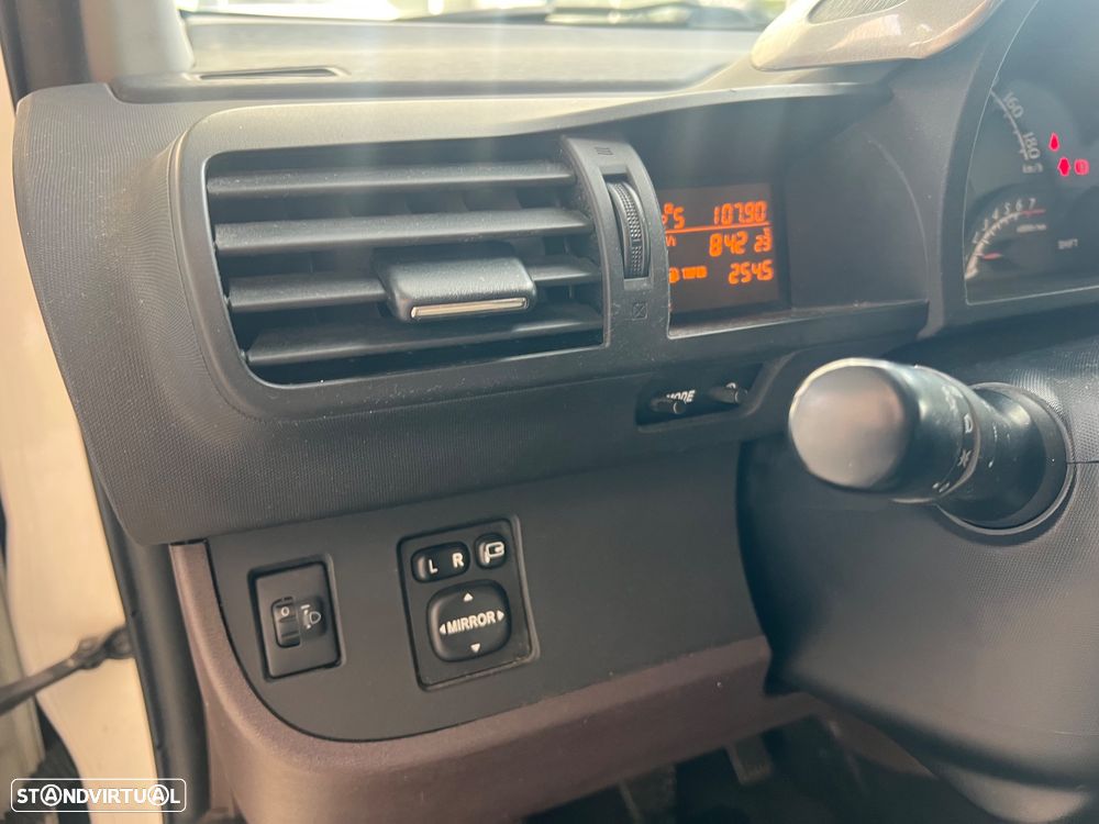 Toyota iQ 1.0 VVT-i Essential+AC - 12