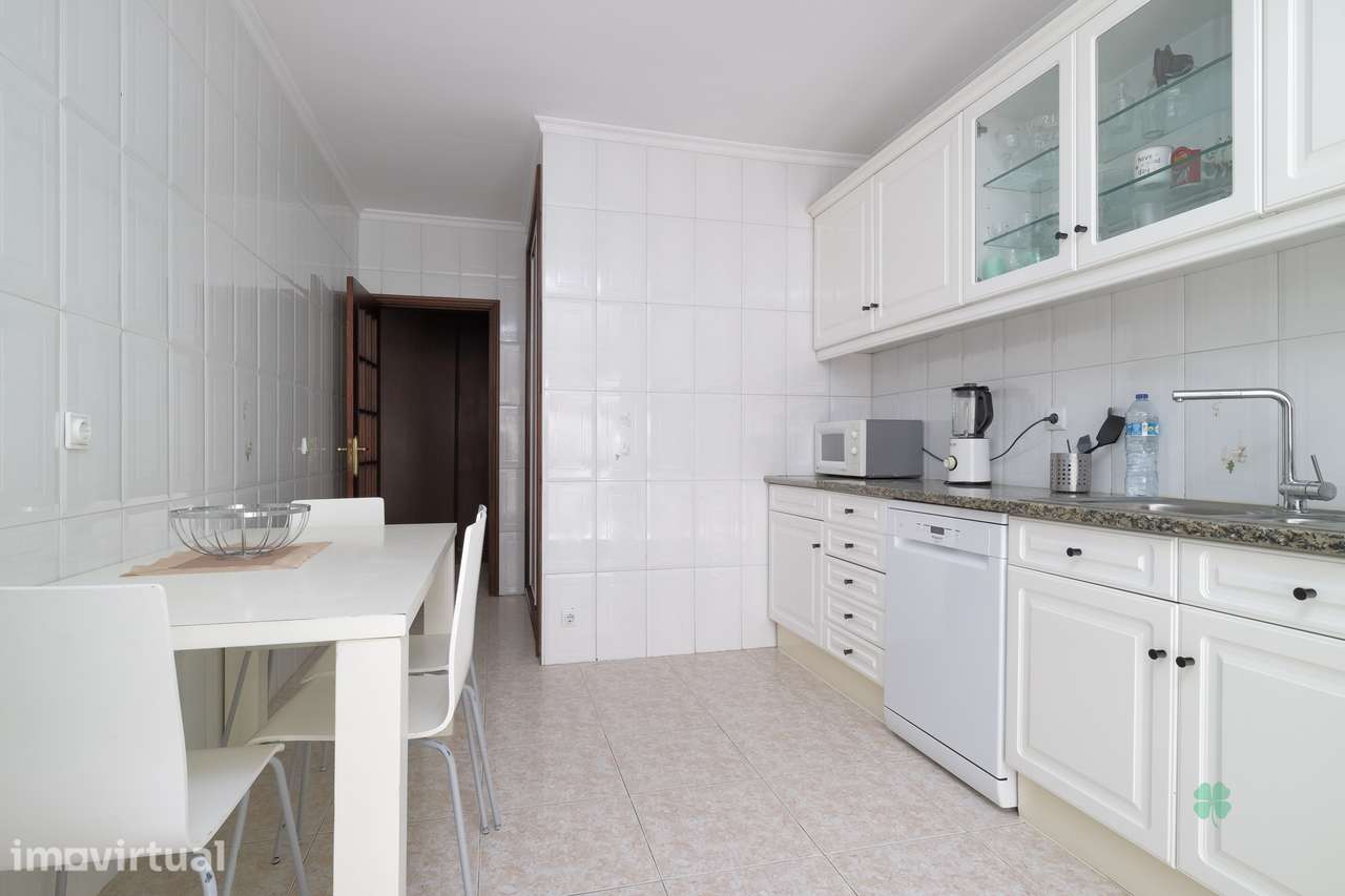 Apartamento T2 para Venda com boas áreas, terraço e garagem fechada! - Grande imagem: 4/14