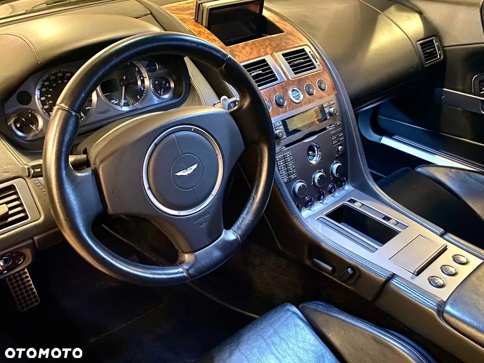 Aston Martin DB9 Standard - 16