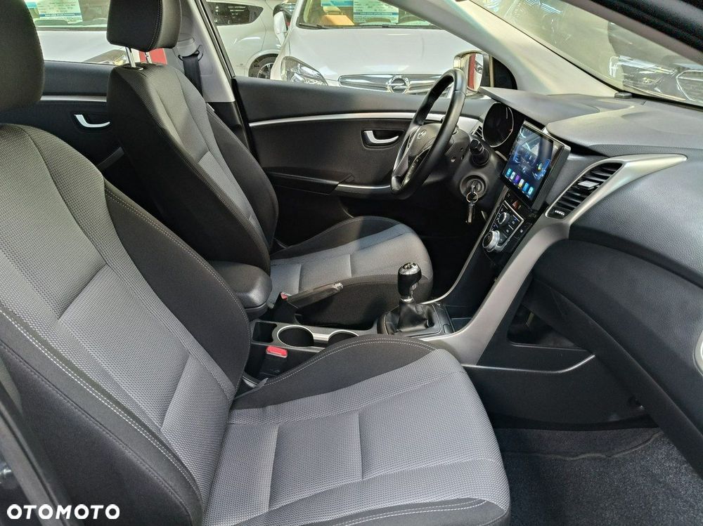 Hyundai i30 blue Kombi 1.4 YES Silver - 12