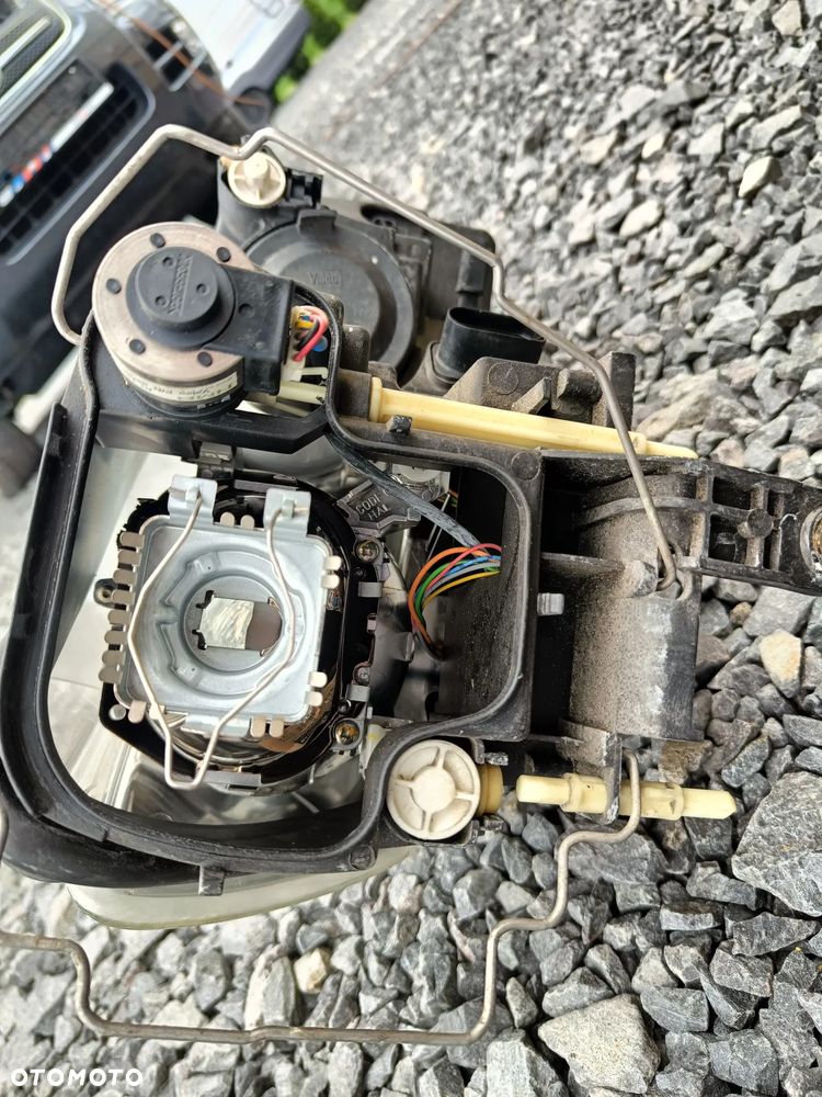 VW PHAETON LAMPA PRZEDNIA XENON LEWA UCHWYTY OK - 12