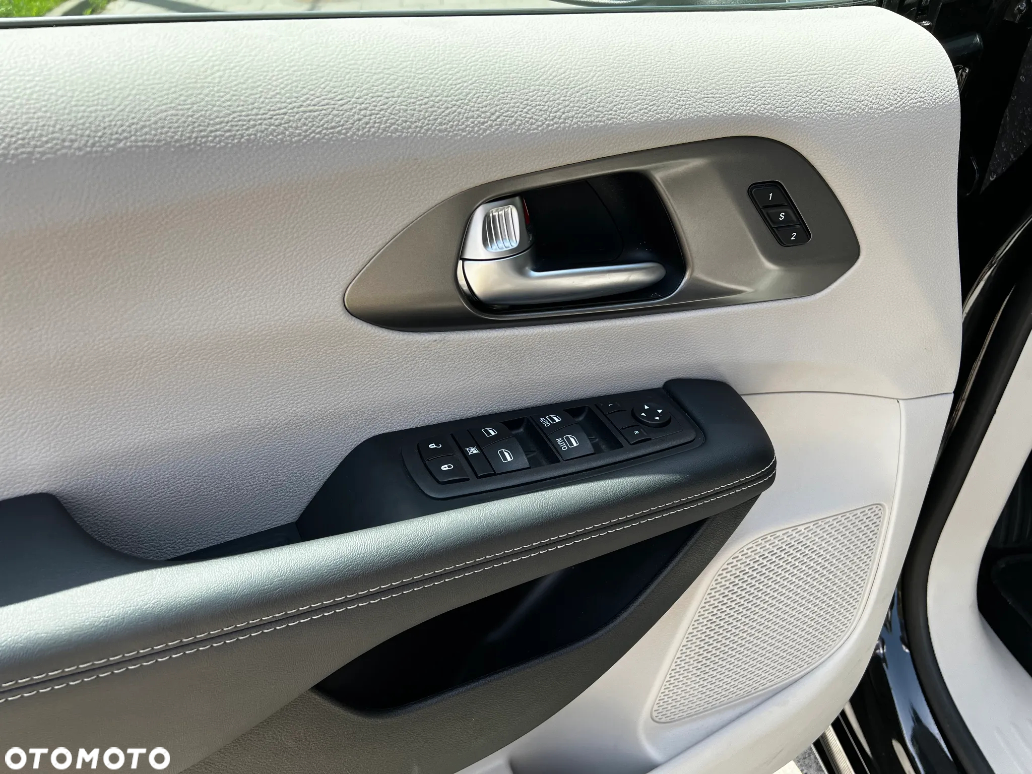 Chrysler Pacifica - 12