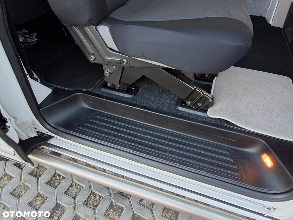 Volkswagen Caravelle - 23