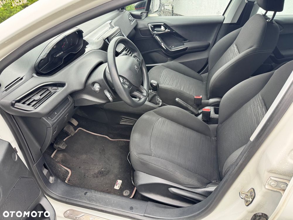 Peugeot 208 - 25