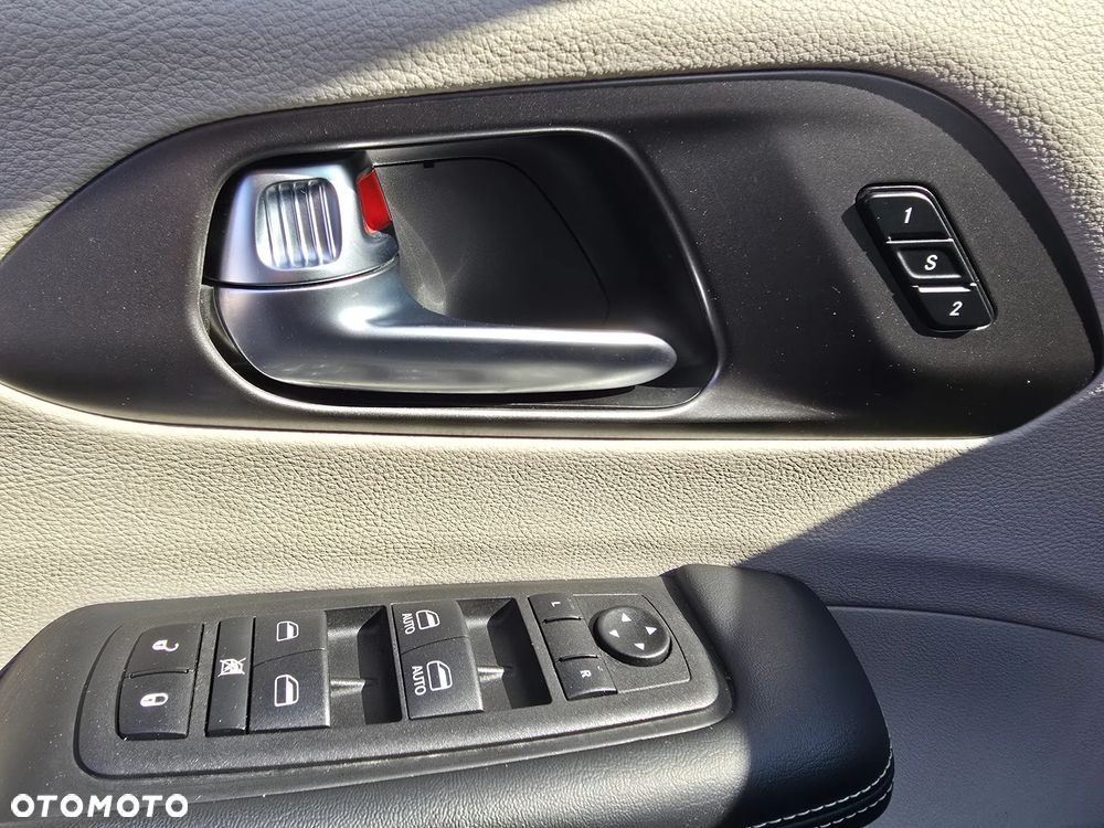 Chrysler Pacifica - 36
