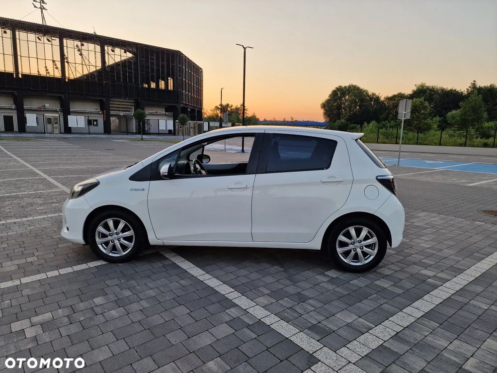 Toyota Yaris Hybrid 100 Business Edition - 3