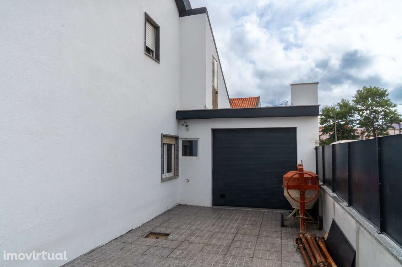 Moradia Remodelada T5 na Quinta do Conde – Pronta a Habitar! - Grande imagem: 3/31