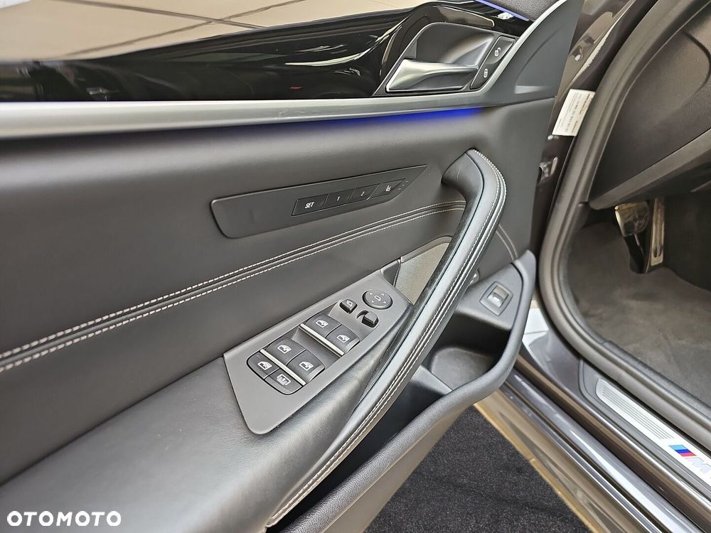 BMW Seria 5 M550i xDrive - 35