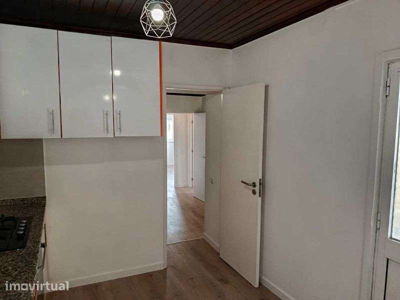 Arrenda-se T3+1 Casa Remodelada com Sótão e Varanda — Condeixa-a-Nova - Grande imagem: 5/12