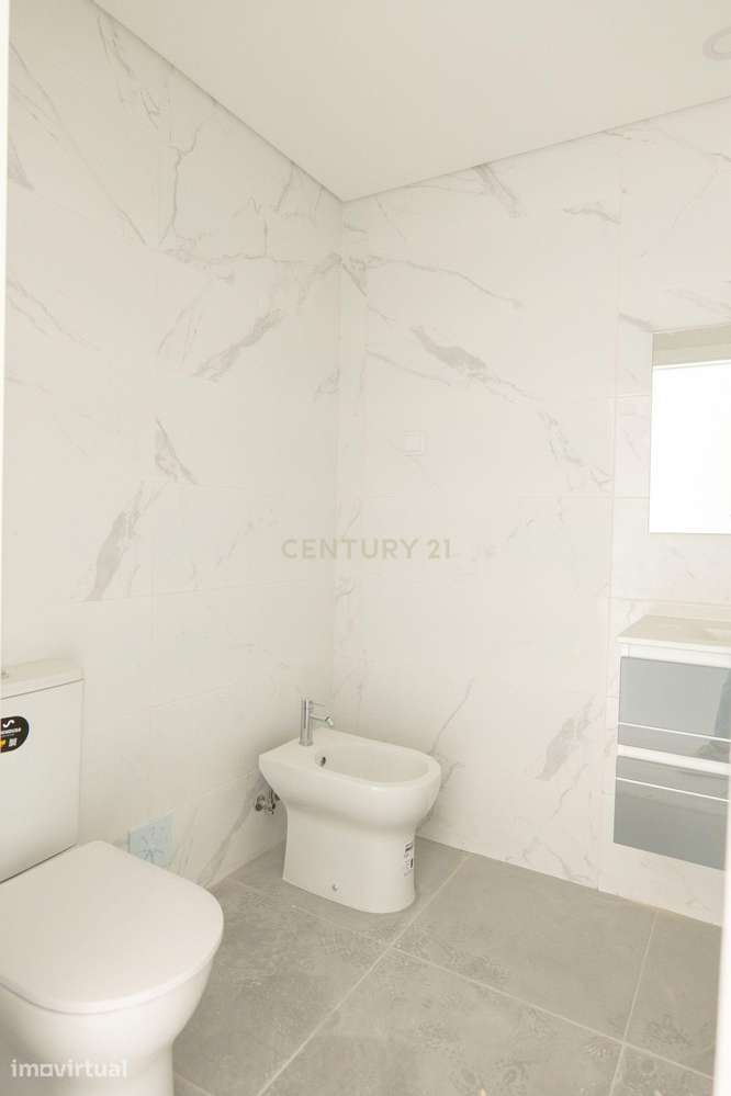 T2 Duplex com Varandas, Parqueamento e Arrecadação em Condomínio Priva - Grande imagem: 5/18