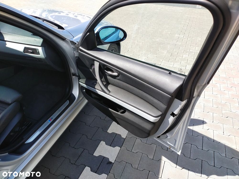 BMW Seria 3 325i xDrive - 12