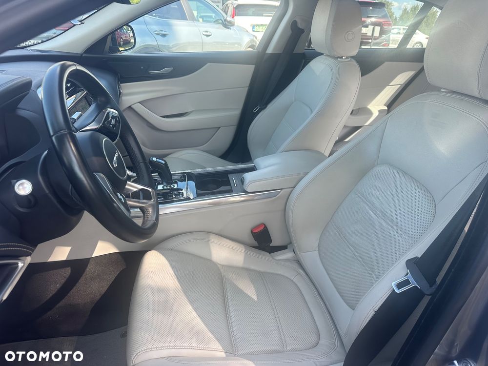 Jaguar XE 2.0 D180 R-Dynamic S - 34