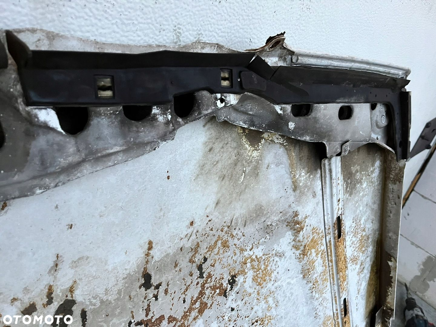 MASKA POKRYWA SILNIKA MERCEDES W124 1985-1989r WĄSKA LISTWA - 10