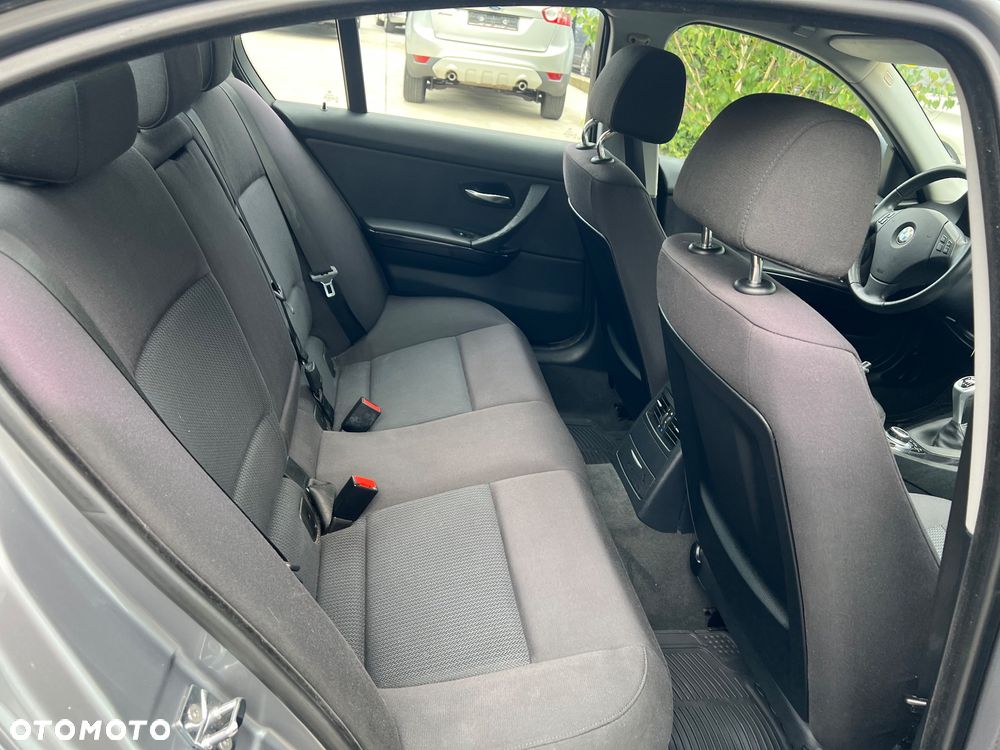 BMW Seria 3 320d xDrive - 27