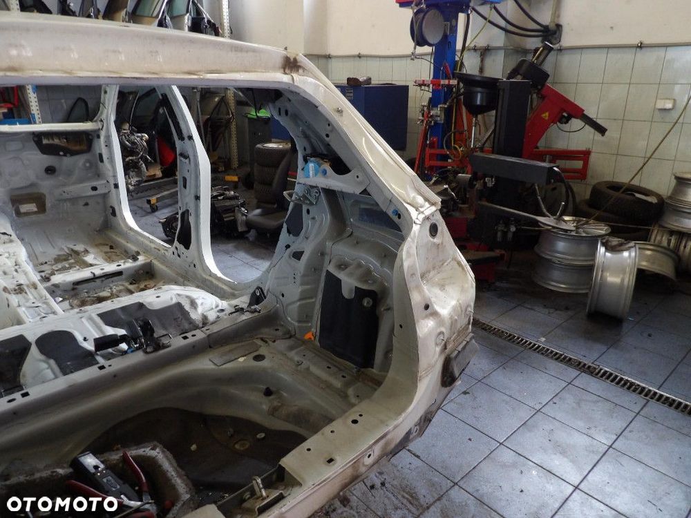 MERCEDES A180 W176 BŁOTNIK TYŁ PRAWY  650 - 3