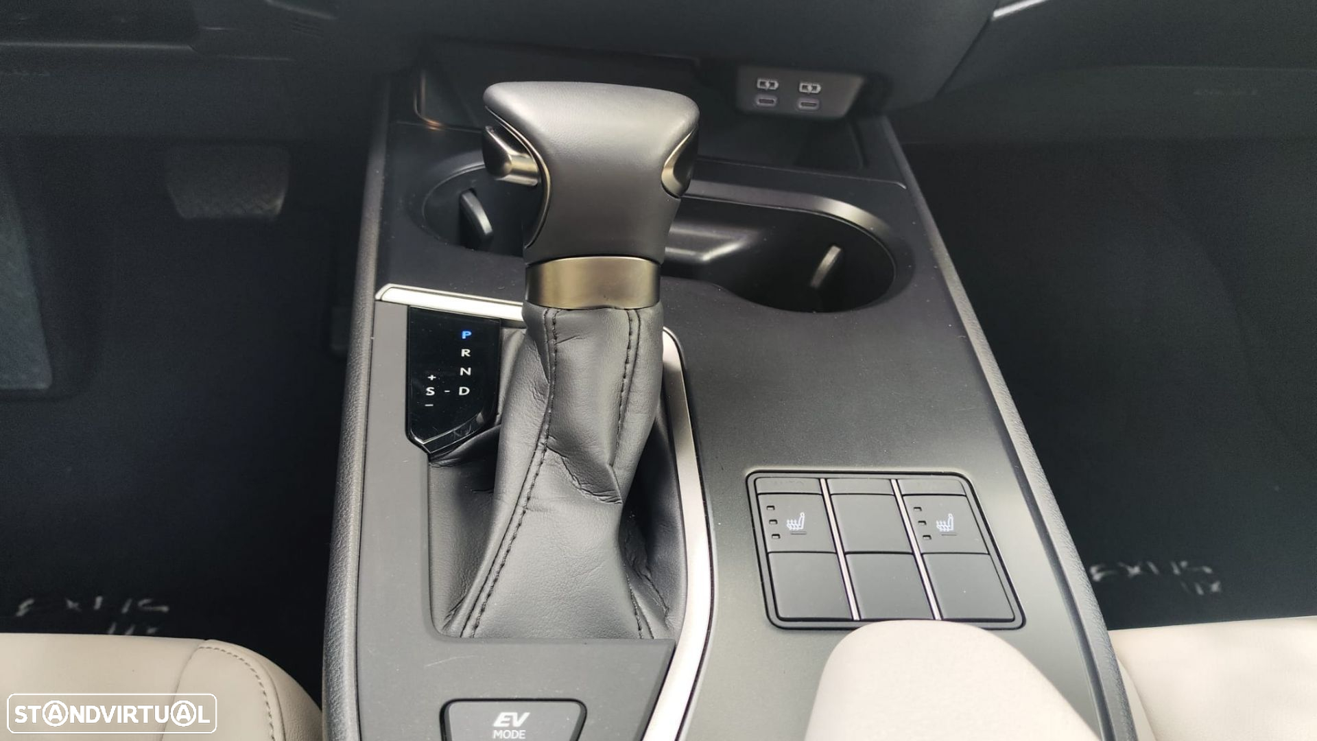Lexus ux-250h Sport - 30
