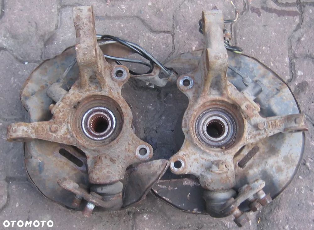 zwrotnica piasta lewa prawa COROLLA E12 2.0 D4D - 3