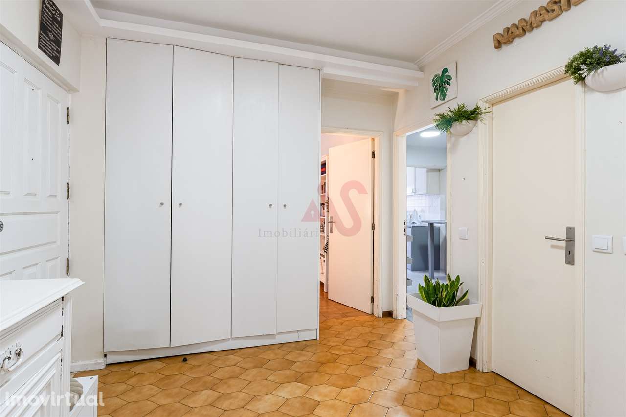 Apartamento T2+1 com varanda e terraço a 450m da praia | Praça João XX - Grande imagem: 3/27