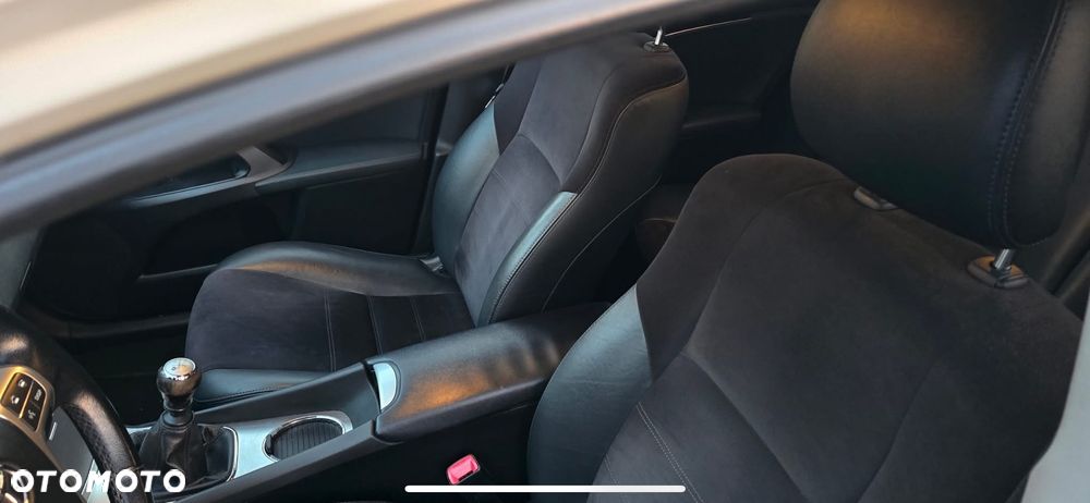 Toyota Avensis - 9