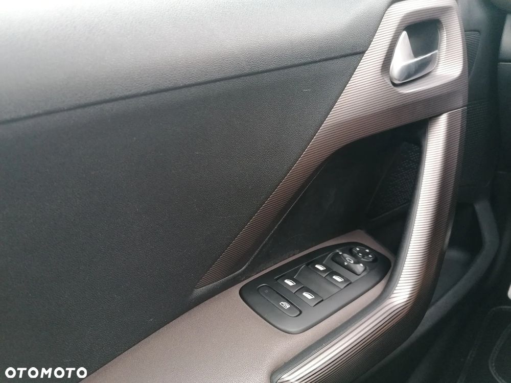 Peugeot 2008 1.6 e-HDi Allure S&S - 23