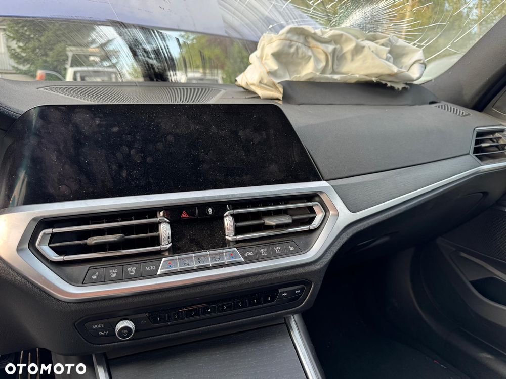 BMW Seria 3 330i xDrive M Sport - 13