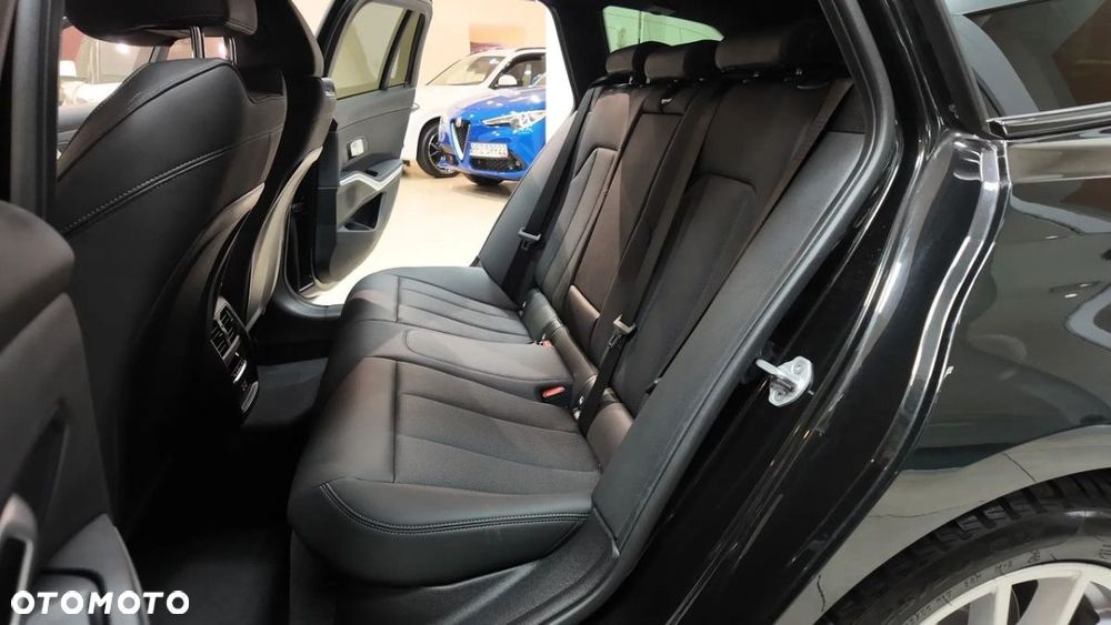 BMW Seria 3 320d xDrive M Sport - 26