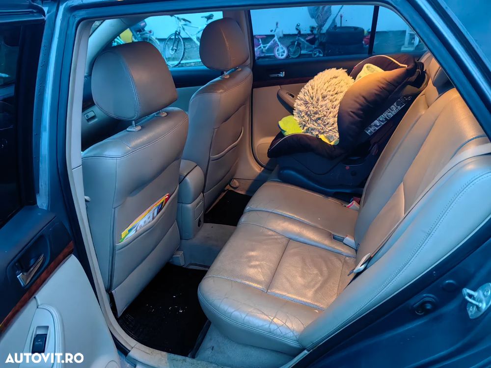 Toyota Avensis 2.0 D-4D Combi - 10
