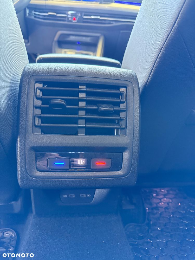 Volkswagen Golf 1.5 eTSI EVO R-Line DSG - 24