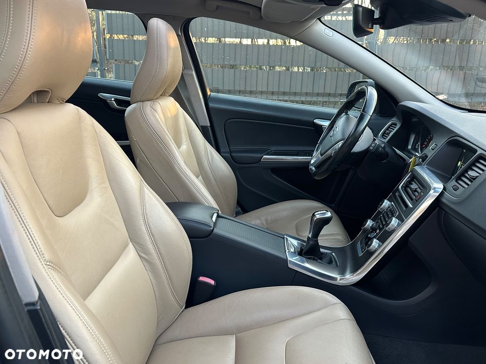 Volvo V60 D4 Momentum - 12