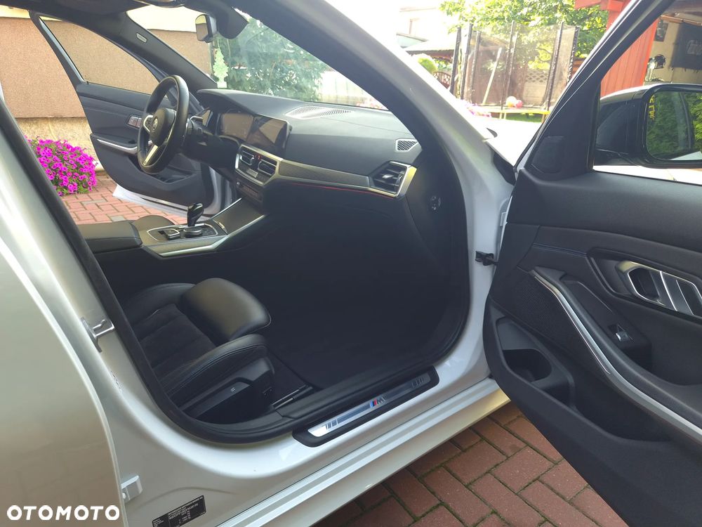 BMW Seria 3 330e xDrive M Sport - 18