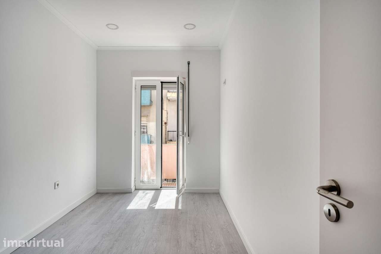 Apartamento T2 Completamente Renovado com Varanda | Barreiro - Grande imagem: 2/16