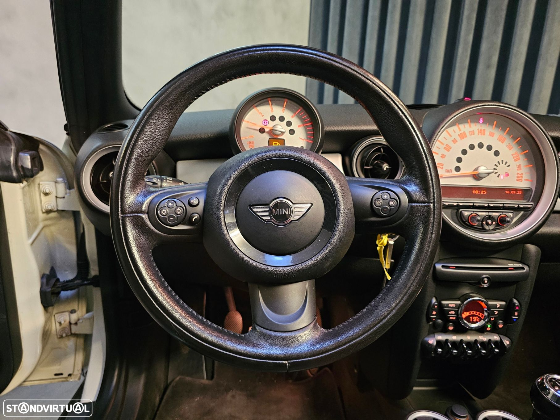 MINI Cabrio Cooper D - 16