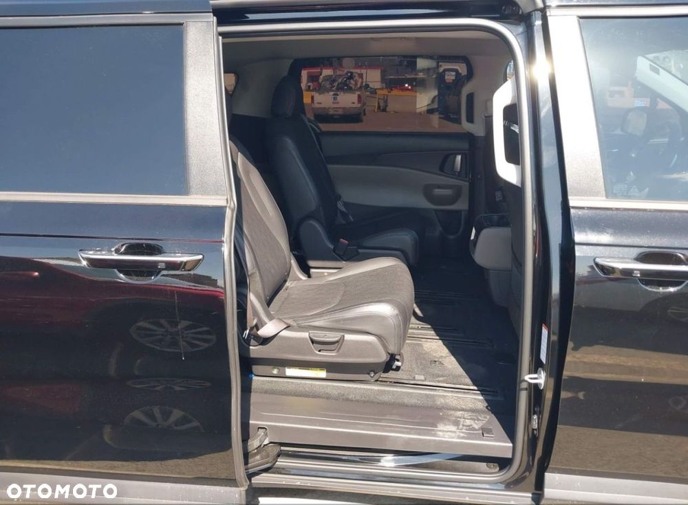 Kia Carnival - 11