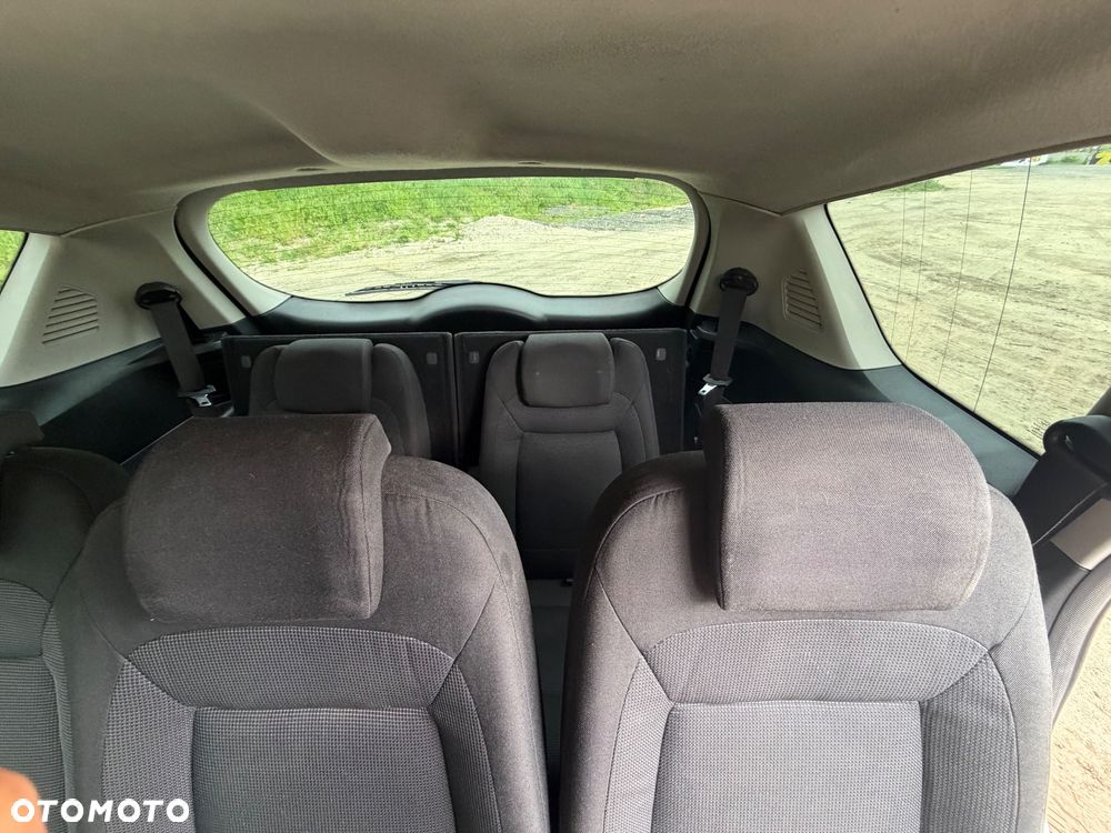 Ford S-Max - 11